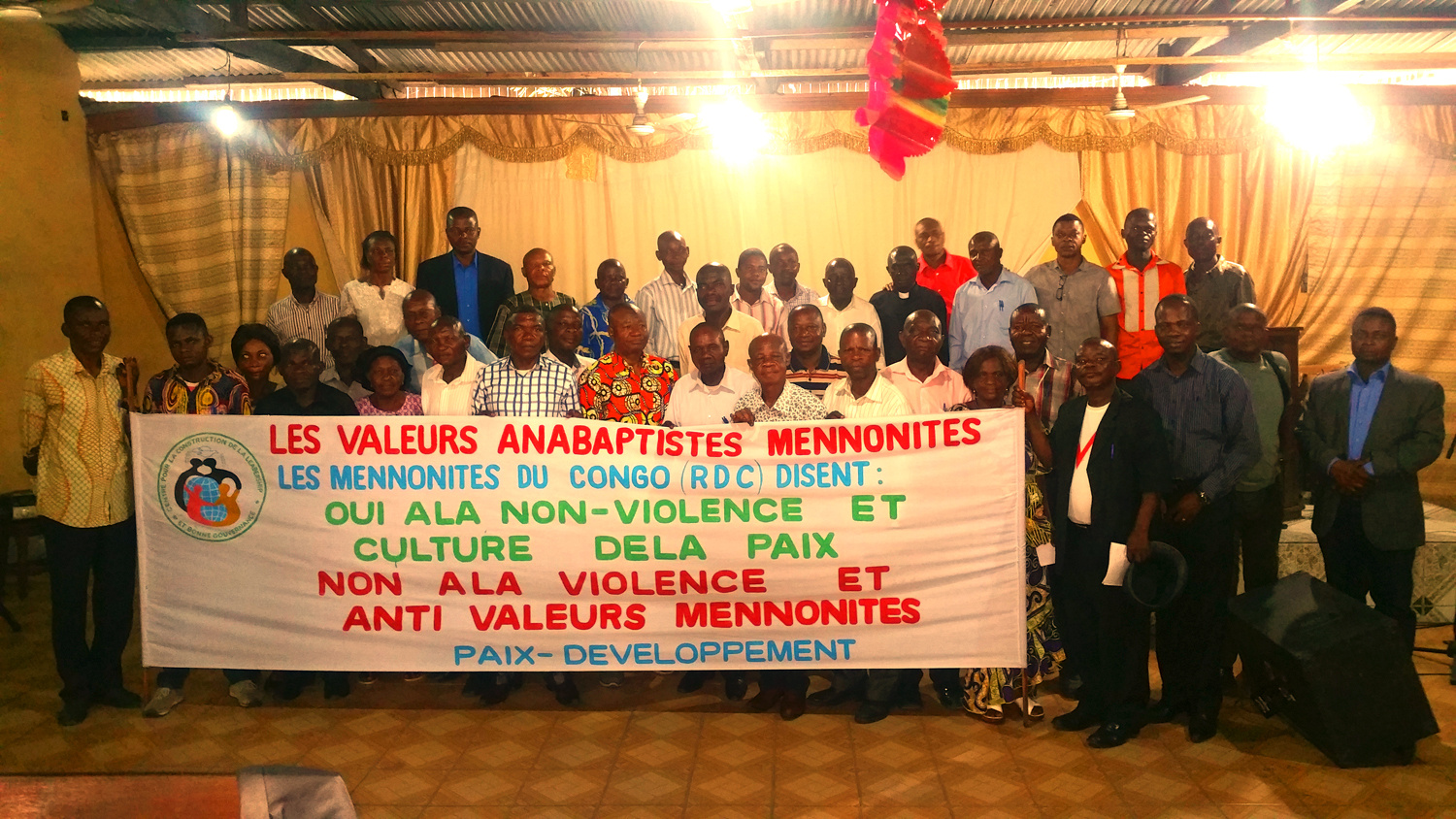 Los participantes discuten ideas y experiencias durante un taller sobre valores menonitas y no violencia en la RD del Congo.